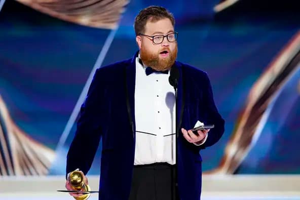 لیست برندگان گلدن گلوب 2023 - Paul Walter Hauser بهترین بازیگر مرد نقش مکمل در سریال Black Bird