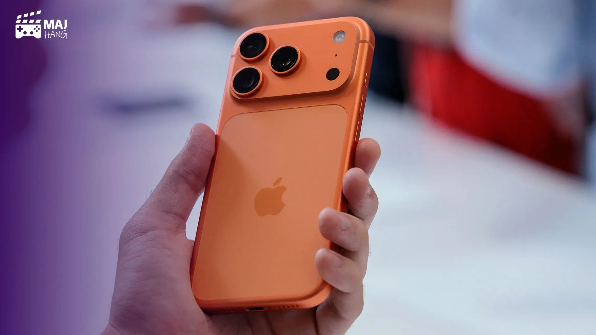 آیفون ۱۷ پرو در دست